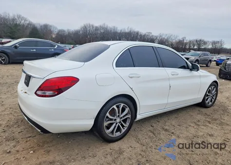 2017 Mercedes-Benz C 300 z USA, uszkodzony, nr VIN 55SWF4JB0HU192516